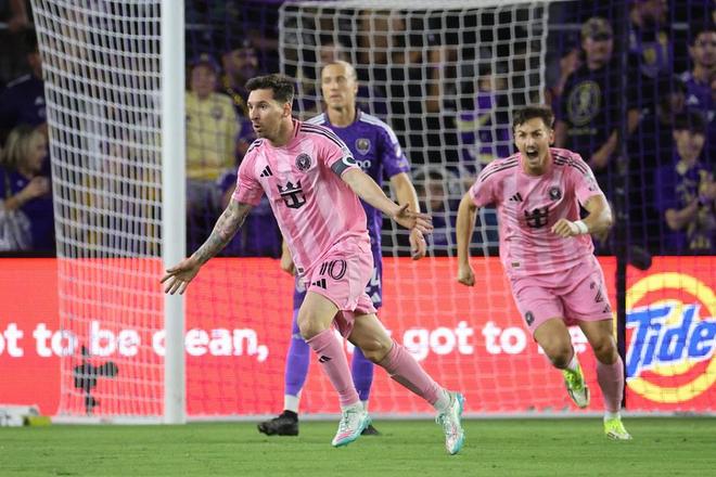 梅西代表迈阿密国际庆祝进球瞬间