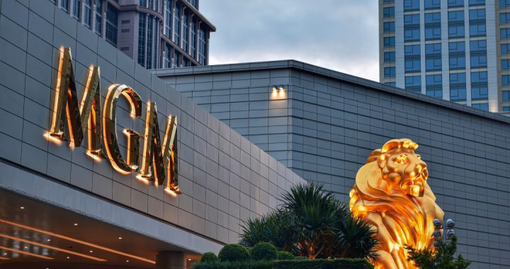 澳门美高梅酒店外观与金色狮子标志夜景