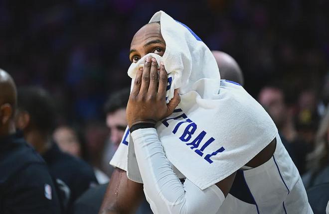 米德尔顿坐在替补席擦脸神情凝重瞬间