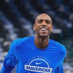 米德尔顿身穿独行侠训练服微笑热身画面