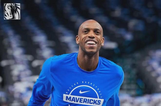 米德尔顿身穿独行侠训练服微笑热身画面