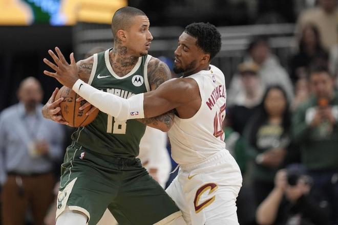 米切尔防守对抗雄鹿球员激烈身体对抗