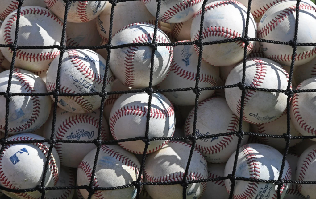 棒球比赛用球网内堆叠场景体现MLB赛事环境