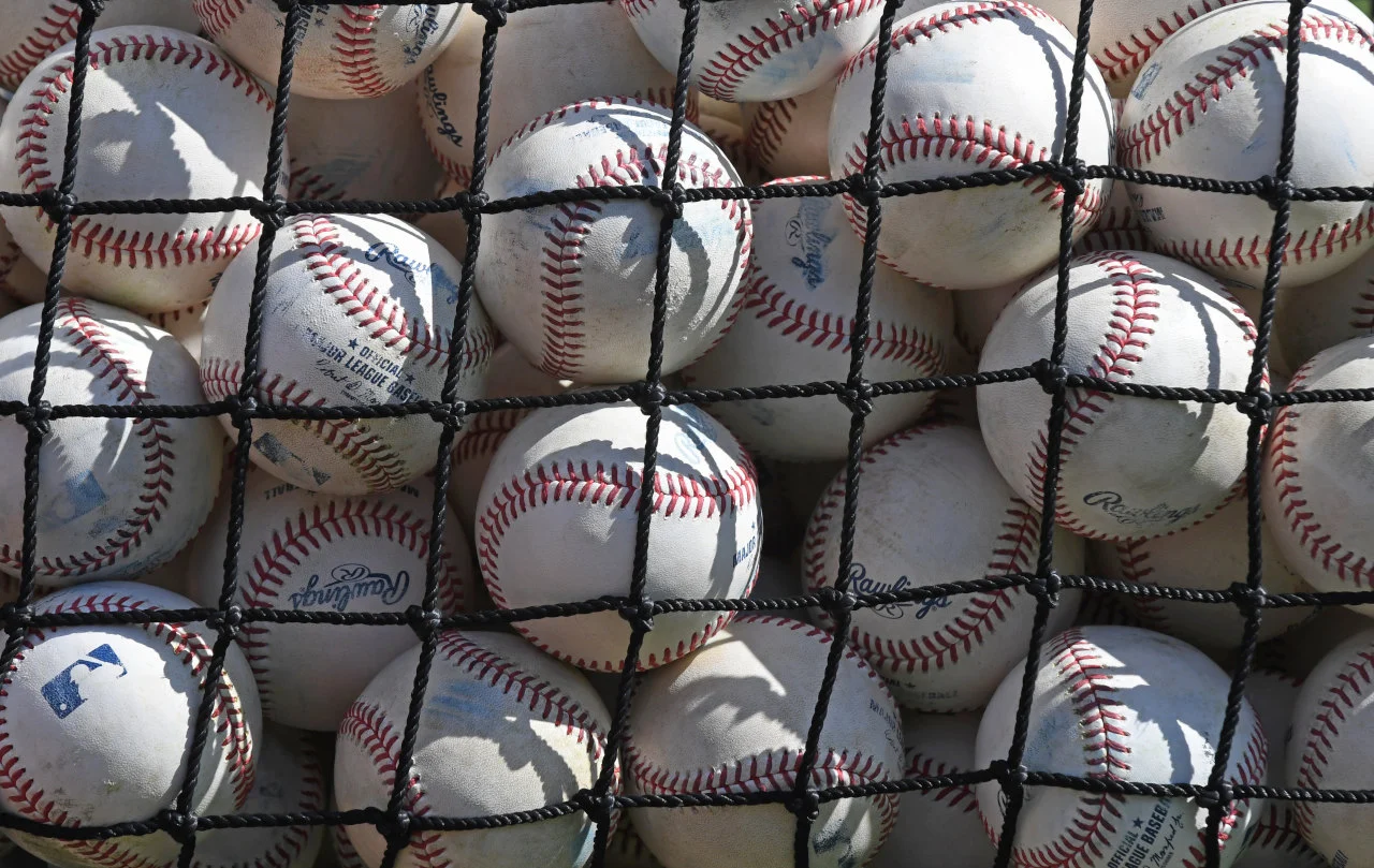 棒球比赛用球网内堆叠场景体现MLB赛事环境