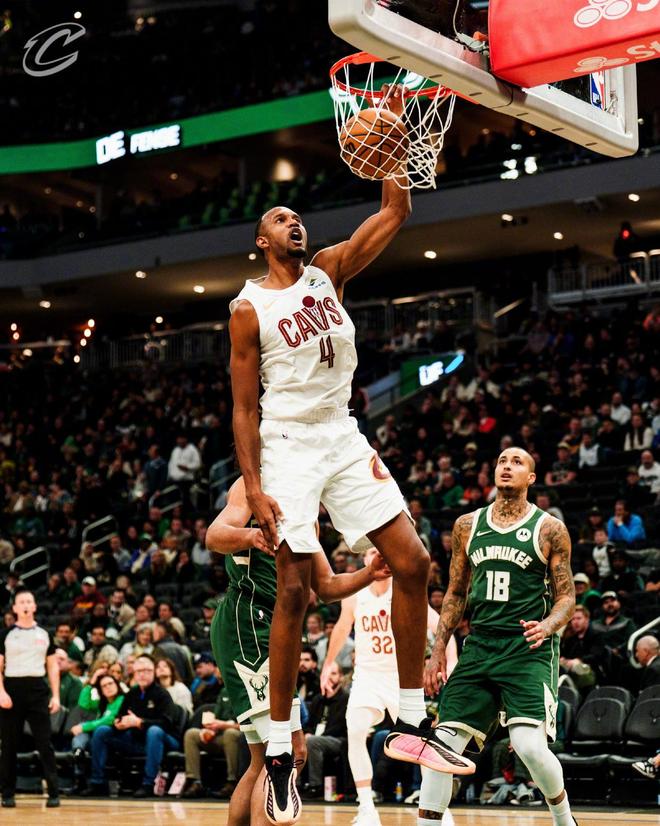 莫布利篮下强攻完成关键得分瞬间