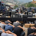 缅甸警方打击网络赌博现场多人被拘留与设备查获画面