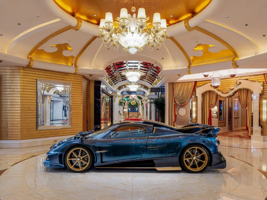 NagaWorld豪华大厅与超跑展示场景