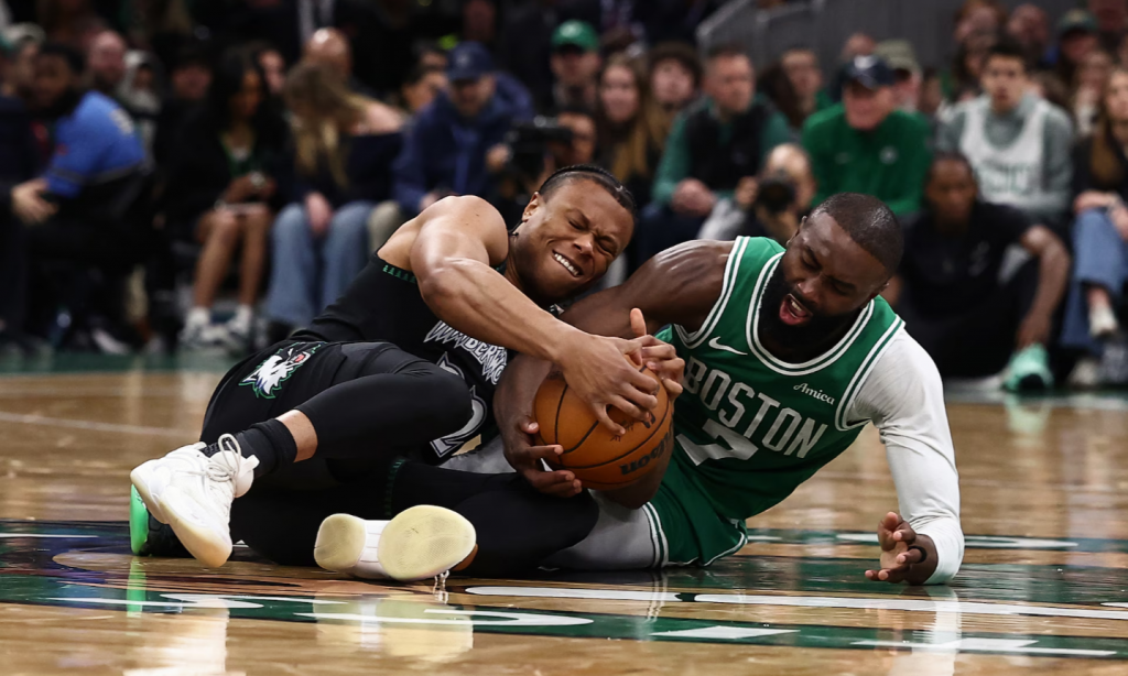 NBA球员地板拼抢激烈画面