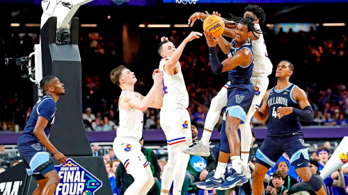 NCAA篮球比赛球员在篮下激烈争抢篮球