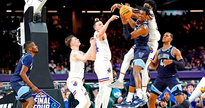 NCAA篮球比赛球员在篮下激烈争抢篮球