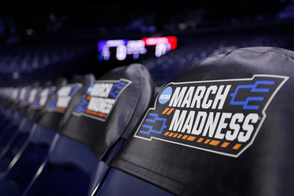 NCAA疯狂三月赛事场馆座椅与赛事标识画面