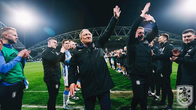 尼尔沃诺克在球场与球队致意执教场景