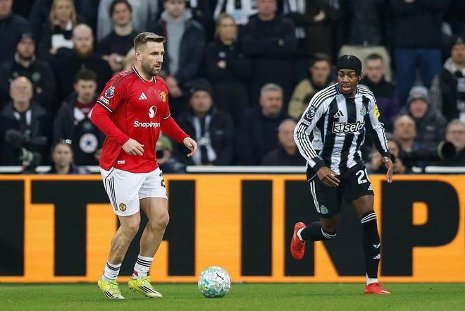 纽卡斯尔与曼联球员比赛对抗瞬间