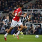 纽卡斯尔联对阵曼联比赛现场进攻画面