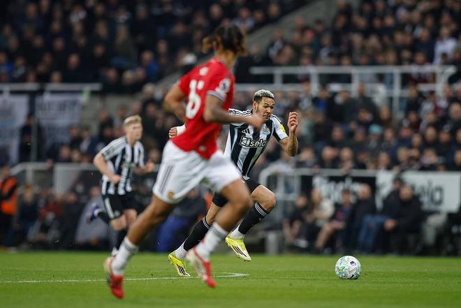 纽卡斯尔联对阵曼联比赛现场进攻画面