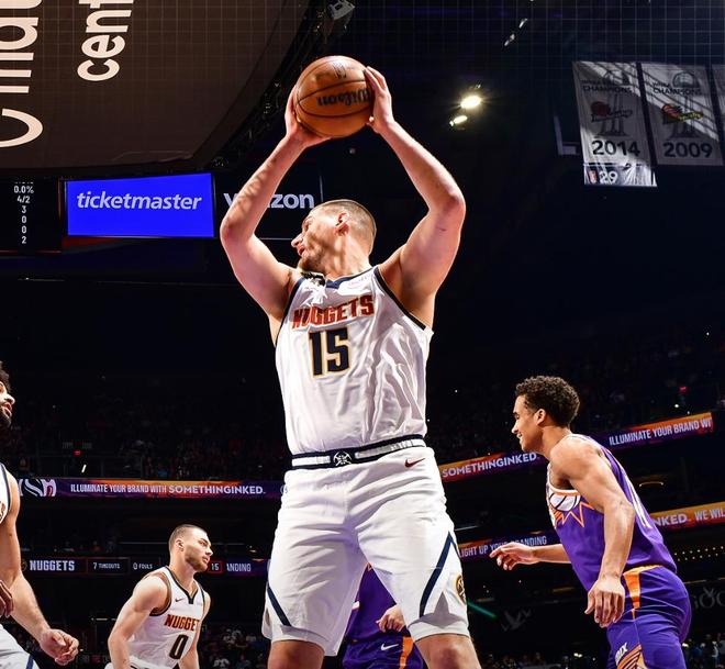 掘金内线球员约基奇高举篮球准备投篮画面