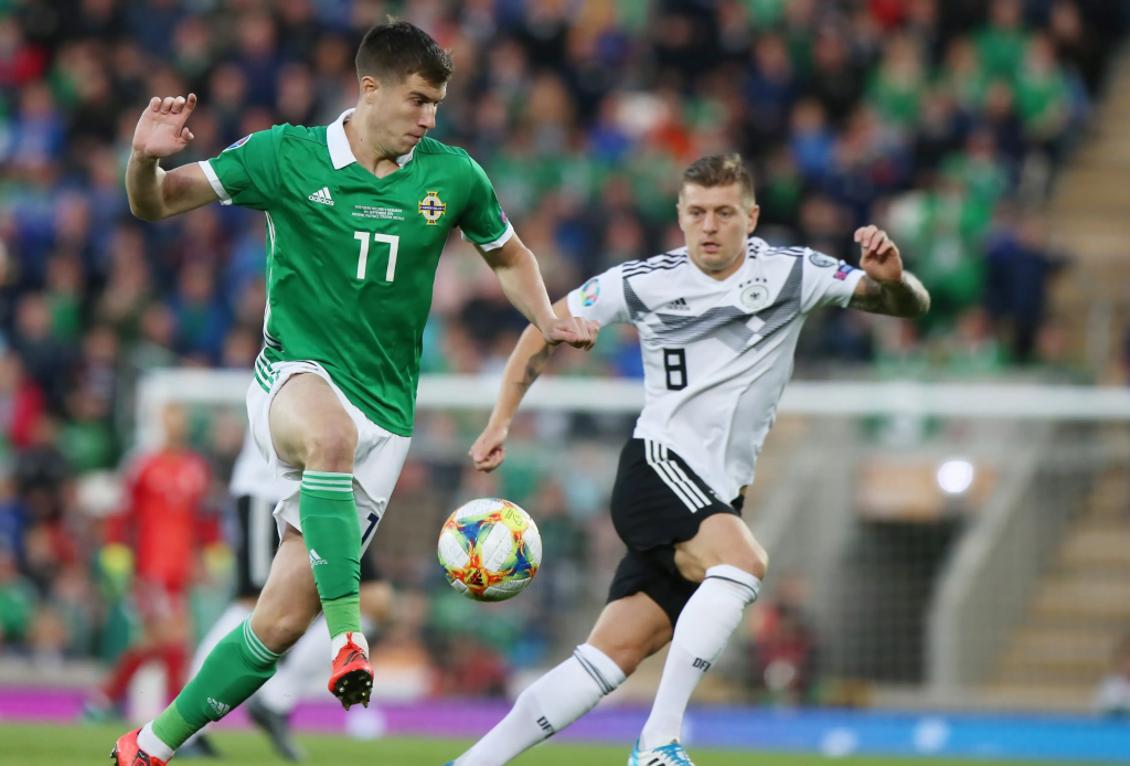 北爱尔兰与德国球员比赛中身体对抗画面