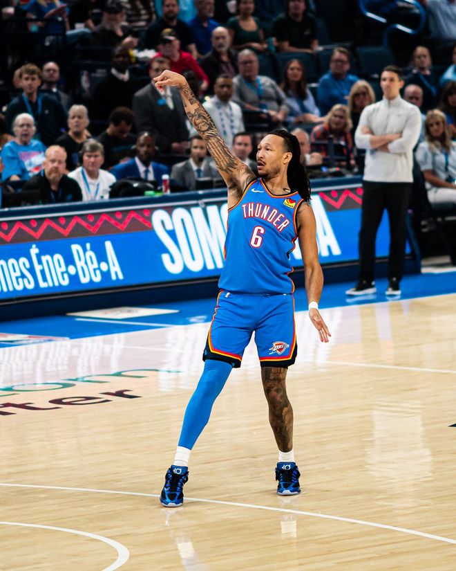 雷霆球员投篮庆祝比赛进攻