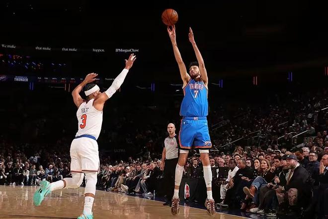 雷霆霍姆格伦外线三分出手对阵尼克斯防守