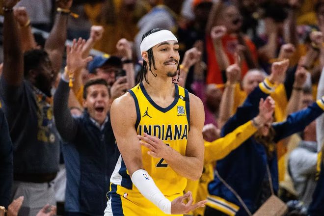 步行者内姆哈德进球后庆祝现场观众欢呼画面