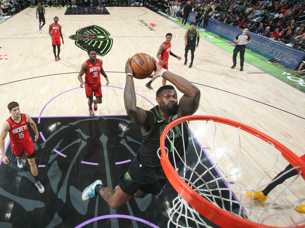 鹈鹕球员篮下扣篮进攻比赛画面