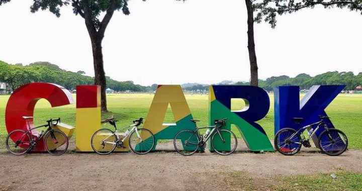 菲律宾克拉克旅游地标彩色CLARK标识与公园景观