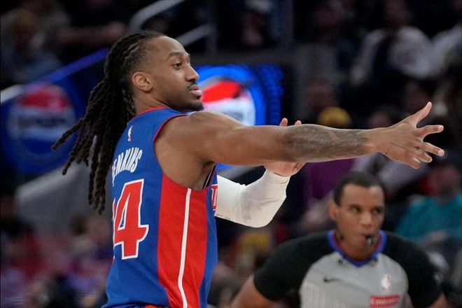 詹金斯攻下生涯新高在场上庆祝