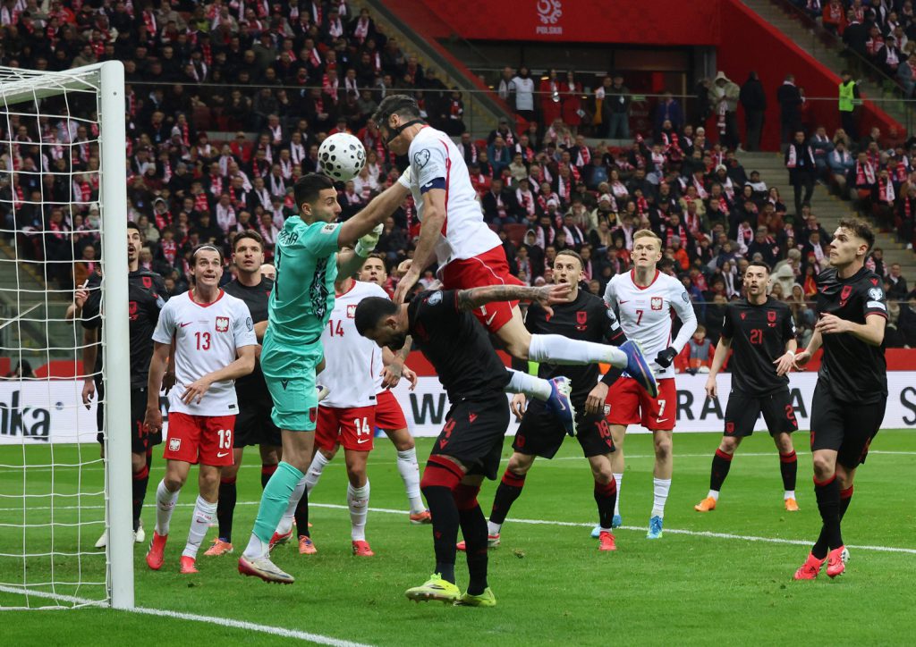 波兰门前争顶防守与门将扑救激烈对抗画面