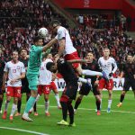 波兰门前争顶防守与门将扑救激烈对抗画面