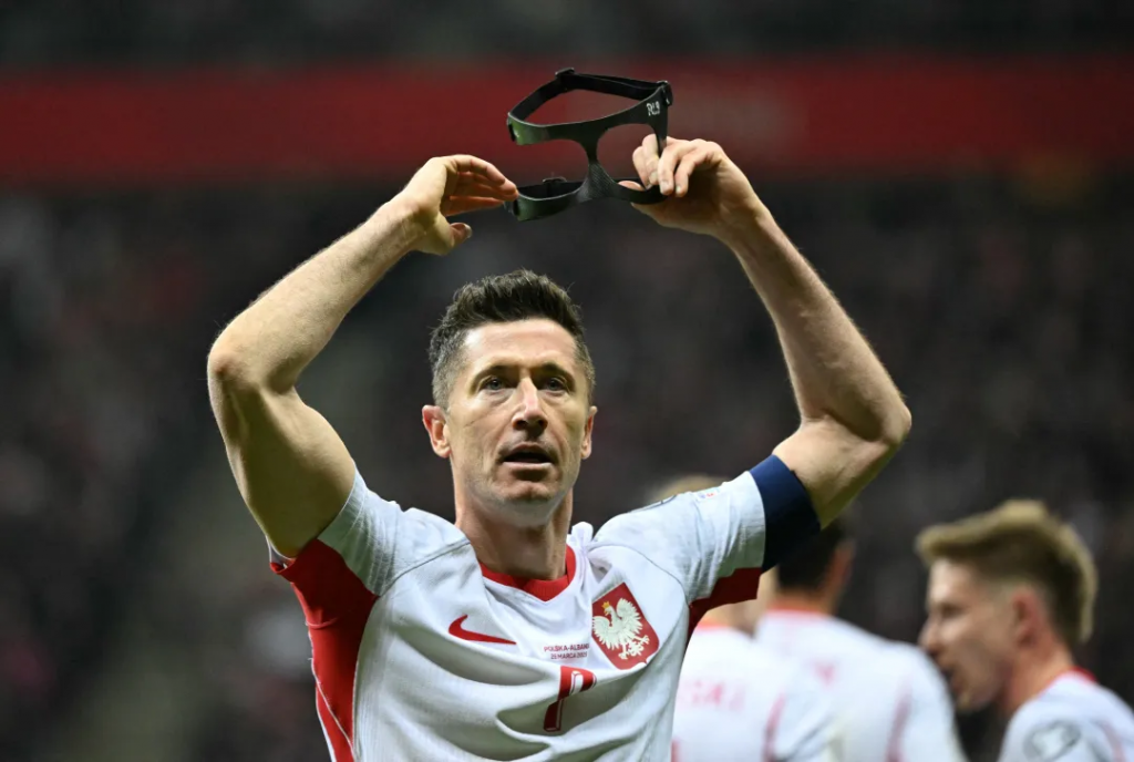 波兰前锋莱万多夫斯基赛场庆祝画面