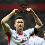 波兰前锋莱万多夫斯基赛场庆祝画面