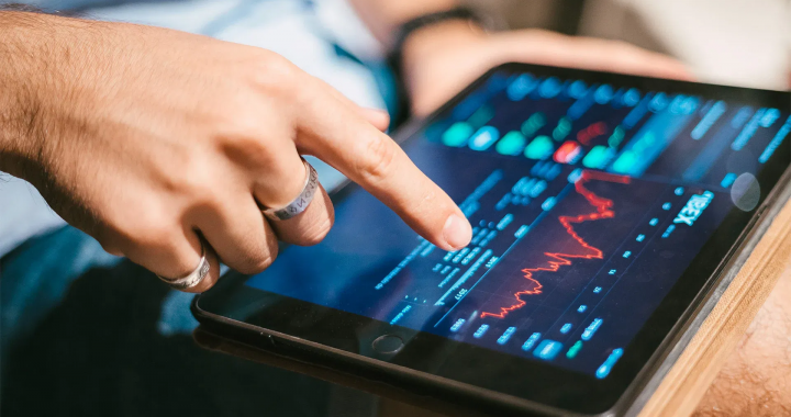 平板设备显示数据走势图反映预测市场交易行为