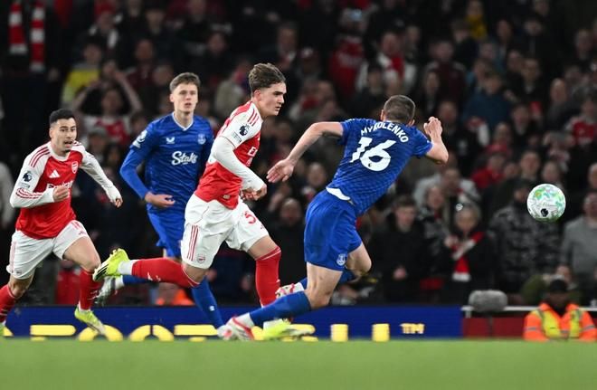 英超球队比赛中被突破防守对抗瞬间画面