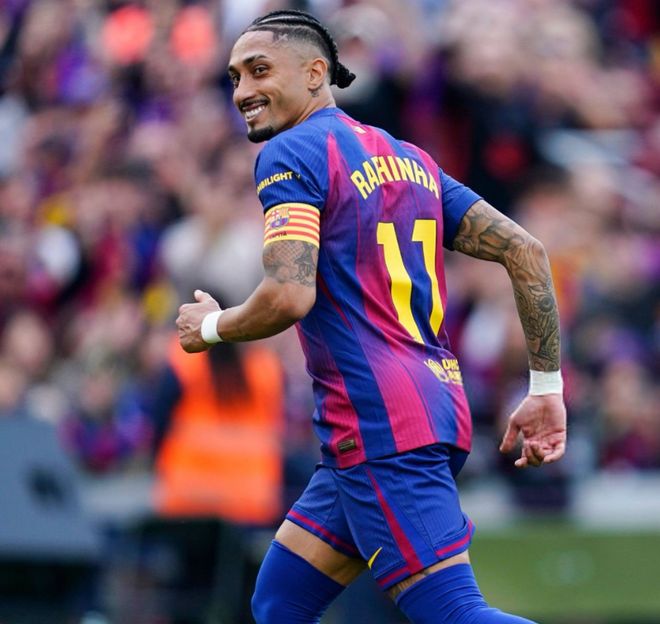 拉菲尼亚身穿巴萨球衣回头微笑比赛瞬间