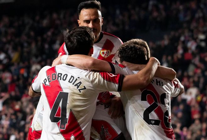 巴列卡诺球员进球后拥抱庆祝瞬间