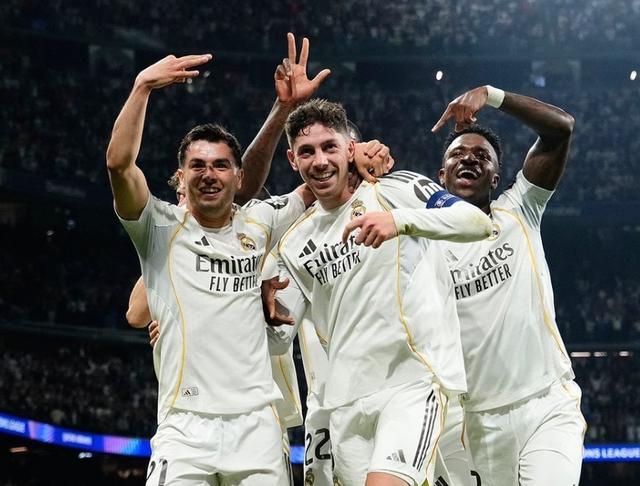 皇马欧冠主场大胜曼城后集体庆祝