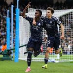 皇马球员进球后并肩庆祝场景