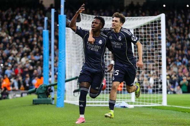 皇马球员进球后并肩庆祝场景