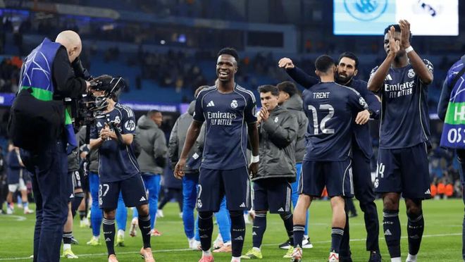 皇家马德里球员欧冠赛后集体庆祝场景