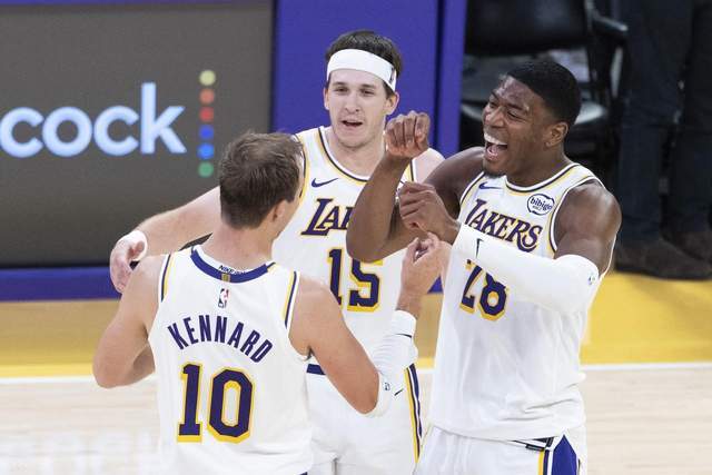 湖人球员里夫斯与队友庆祝得分比赛瞬间