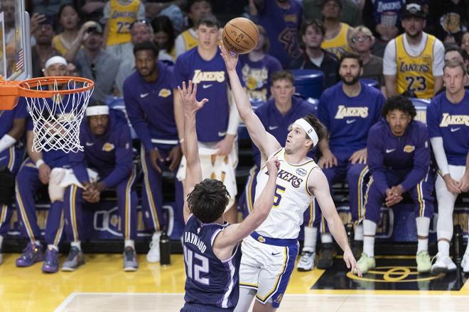 里夫斯篮下强攻上篮