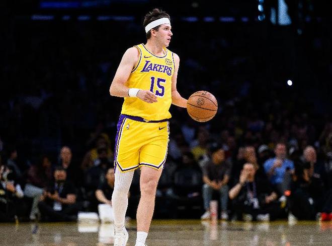 湖人里夫斯控球推进比赛进攻镜头