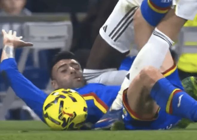 里科倒地抱头画面