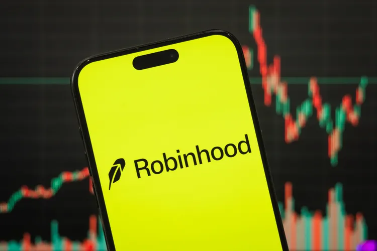 Robinhood应用界面与股票K线背景展示预测市场趋势