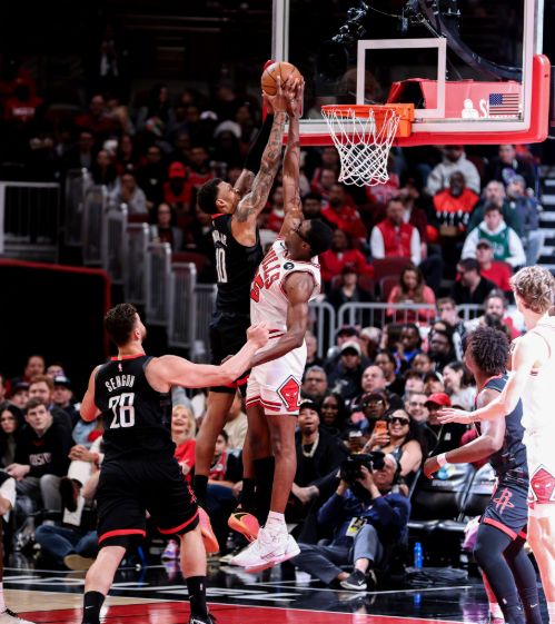 火箭与公牛篮下对抗争抢篮板比赛瞬间