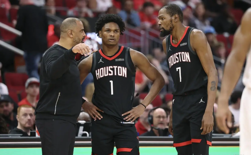 火箭教练组与球员场边布置战术画面