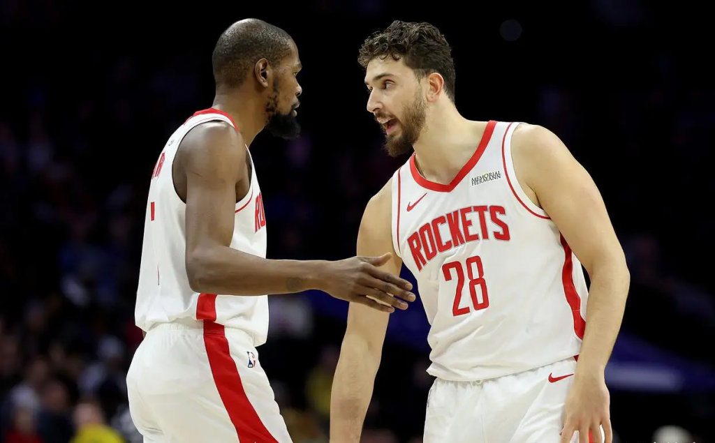 火箭球员比赛中交流配合的现场画面