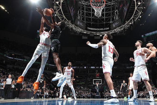 火箭与森林狼球员比赛内线对抗画面