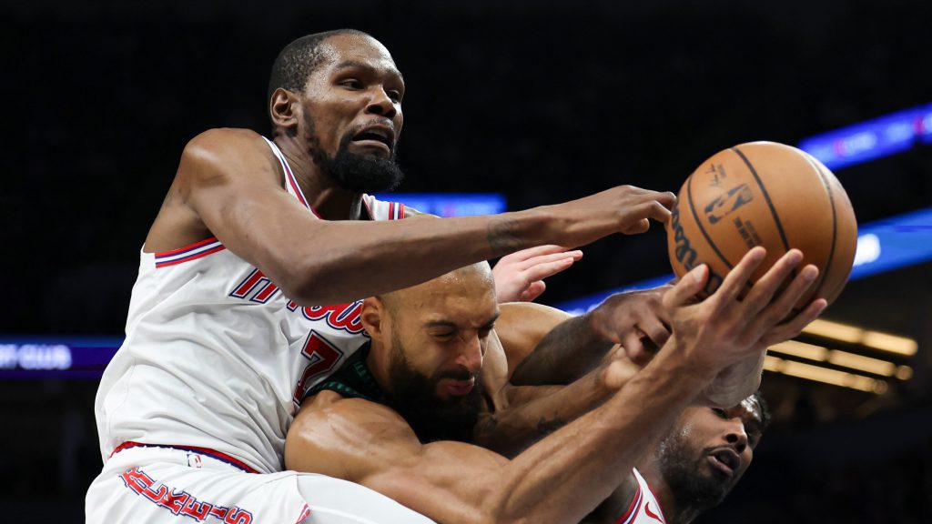 杜兰特火箭与森林狼比赛中争抢篮板激烈画面