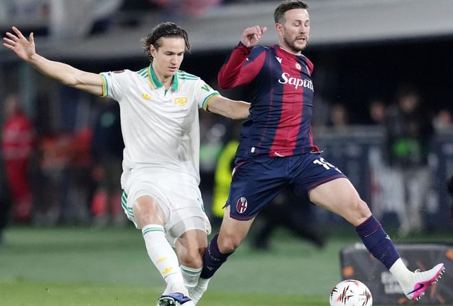 罗马边路球员与博洛尼亚争抢皮球